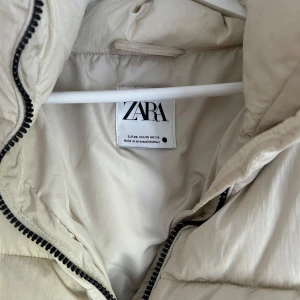 Zara jacka - Säljer mim zara jacka då jag inte använder den mer. Färgen är creme vit/ begie med svarta detajer. Helt ny och super tjock och gosig till vinter. Har endast använt den 3 dagar som en skid jacka☺️