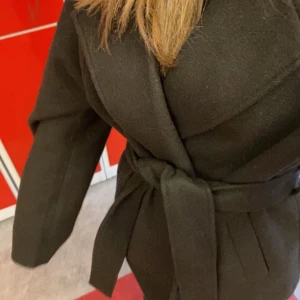 Höst kappa - Jättefin höst kappa från gina tricot, köpt förra hösten och har knappt hunnit använda den❤️ (köpte den för 700)