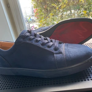 Loubs blåa - Christian Louboutin  riktiga Trendiga Christian Louboutin skor 👞 i en blå stillren färg 🎨 [skick 8/10 lite änvända men. finns även mycket att ge ]  ny pris runt 10000💸 mitt pris 3000 Äkthet kan garanteras Priset är int hugget i sten 🪨   Mvh Frank