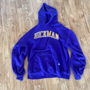 russell athletic - Säljer min sjukt snygga och rare russell athletic vintage hoodie storlek L men passar m också 