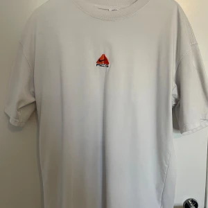 Vit Nike ACG T-shirt - Storlek M (oversized fit) Bra skick, använd typ 3 ggr. PM för mer info. Fastpris 600kr