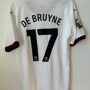 Manchester City De Bruyne - Oanvänd Manchester City bortaställ år 2023/24 i storlek M  Namn på tröjan är DE BRUYNE  och nummer 11