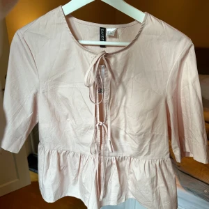 Blus - Super söt topp som inte kommit användning, pris lapp finns kvar! 