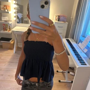Söt blus💙 - Säljer denna söta blus då den är för liten och är i storlek XS💝 Den är i bra skick💖