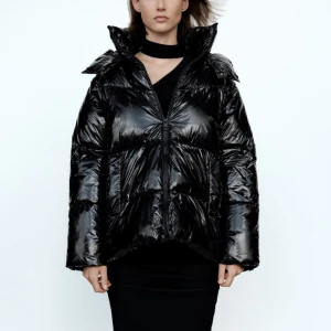 Vinterjacka zara - Supermysig tjock vinterjacka med avtagbar luva från zara, sparsamt använd!!