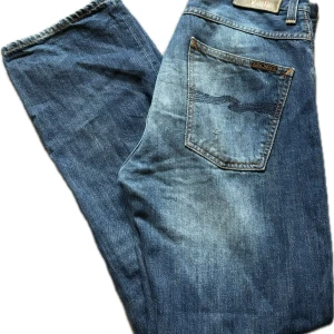 Nudie Jeans - Feta byxor i storlek W 29, L30 och modellen är Loose Leif. mycket bra skick! Sköna att ha på sig och väldigt fina! Priset kan diskuteras vid snabb affär såklart!👑