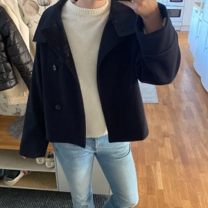 Kappa - Säljer denna super fina mörkblåa kappa från Ginatricot i storlek M. Köpt förra året och använd sparsamt ser som ny ut. Köpt för 600