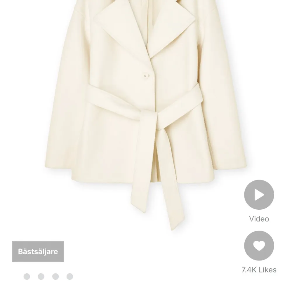 Kappa från Na-kd ”short belted coat” storlek 36. Kappan är helt oanvänd, då jag köpte en annan istället. Köpt för 900kr och säljer därför för 700kr. Skriv för frågor🩷 (pris kan diskuteras). Jackor.