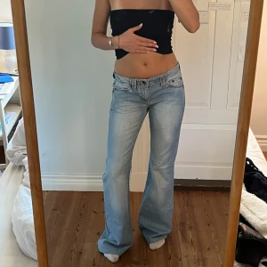 Lågmidjade vintage jeans  - Midjemått( rätt över): 38cm  Inerbenslängd: 86cm   Köp dem via ”KÖP NU” eller Swish  Modellen är 170 cm, inga defekter 💕 