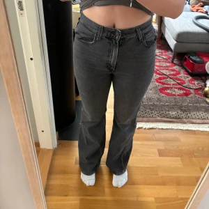 Svarta Levi’s jeans  - Jag säljer dessa svarta Levi’s jeans i bra skick! Dem är högmidjade och bootcut. Dem är väldigt skönt jeans material alltså inte så stelt som vissa kan vara. Säljer då dem ej är min klädstil längre! (Nypris ca 1100kr)