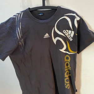 adidas tröja - Adidas tröja Vet inte hur använd den är, fick den av min pappa men den ser ut att vara i bra skick