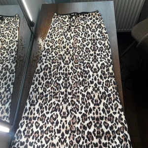 Leopard kjol  - Super fin lång kjol i leopardmönster. Helt i nysick ❤️