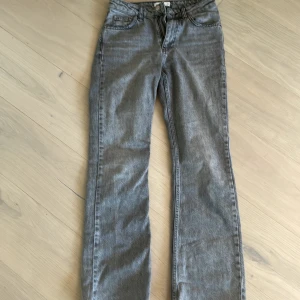 Grå jeans - Säljer ett par grå jeans i ny skick. Medelhög midja, storlek 34.