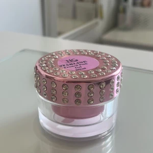 Builder gel - Builder gel från nagelgiganten, jag gör inte naglar längre så behöver den inte men de är en väldigt bra gel som är lätt att arbeta med. Köpt för 300 har endast använt lite skulle gissa på att de är minst 20 ml kvar.