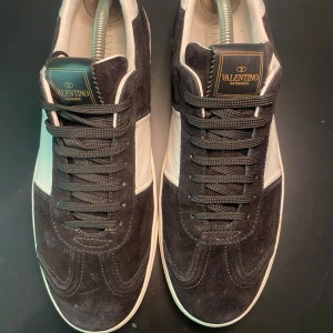 Valentino Flycrew skor - Hej! Säljer nu mina skor från valentino, storlek 44, bra skick men 4 nitar saknas, tveka inte på att höra av dig om du har frågor eller funderingar kring skorna! 