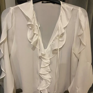 Vit blus - En jättevacker blus från zara i stolek XS. Jättefin och elegant. I väldigt bra skick då jag använt ett fåtal gånger.