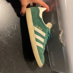 Adidas gazelle - Säljer mina adidas Gazelle i storlek 41.  Storlek 41 Färg: grön