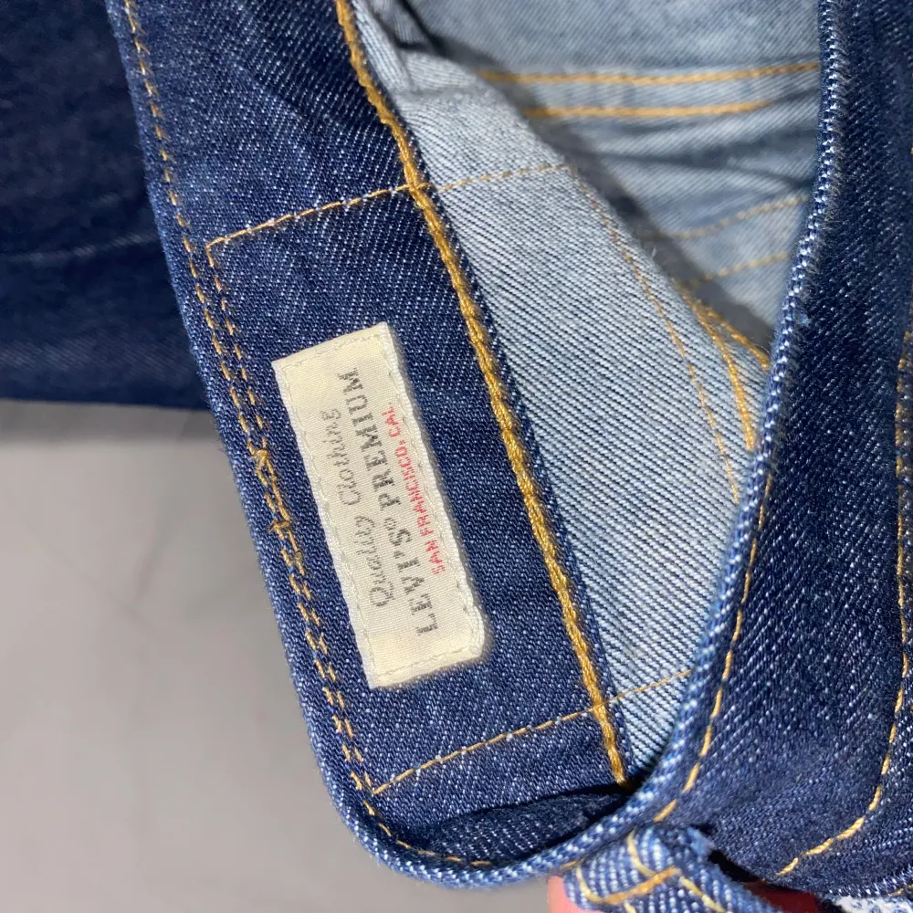 Mörkblåa Levi’s 501 i nyskick, använda ett fåtal gånger! Säljer då jag inte använder dom och känner att någon annan har bättre användning av dom. Jeans & Byxor.