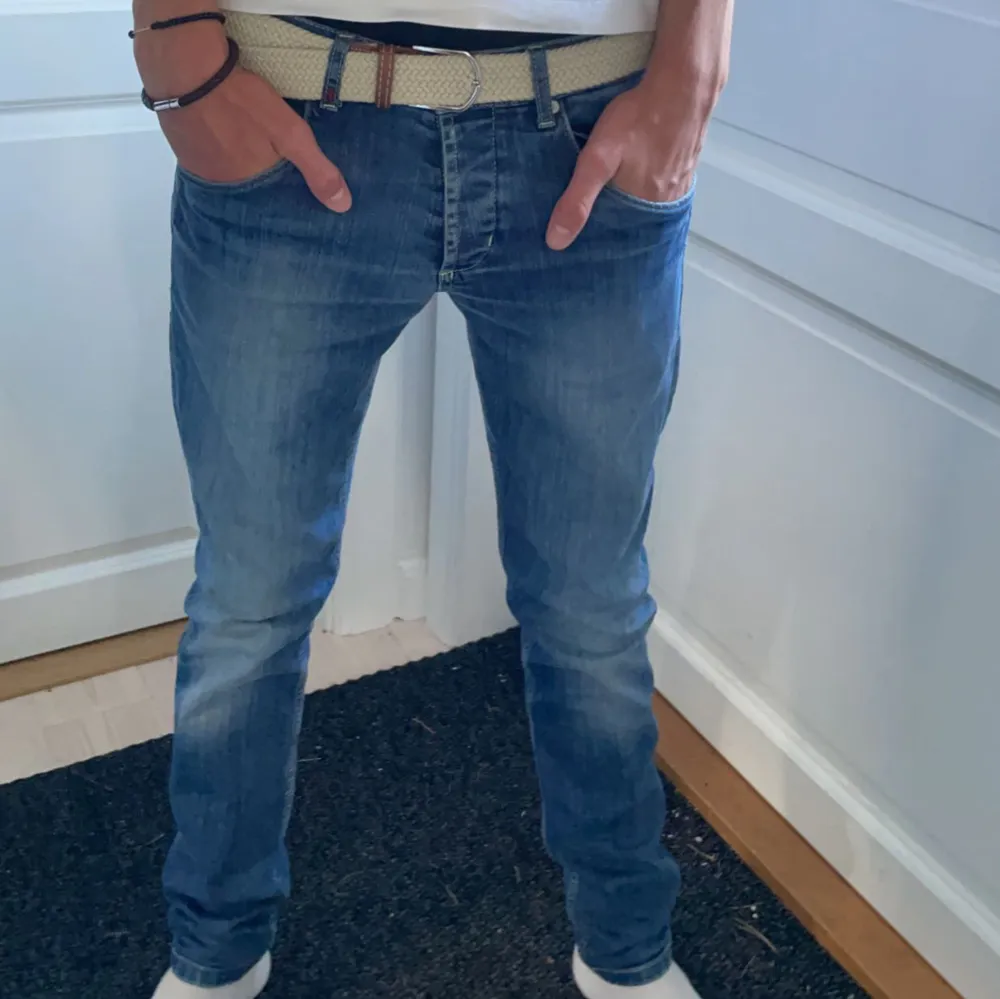 säljer dessa helt nya dondup slim fit jeans. Skicket är 10/10 och passar dig bäst som är mellan.  Ställ gärna frågor🤝. Jeans & Byxor.