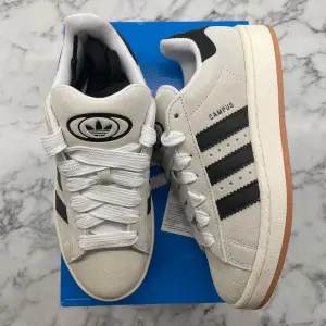 Helt nya och oanvända Adidas Campus 00s ”Crystal White”. Storlek: 36 2/3. Pris: 1299. Skicka ett meddelande vid intresse. Köp tryggt och snabbt hos oss. Många nöjda kunder😊