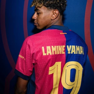 FC Barcelona t-shirts ST M - Oanvänd Barcelona t-shirts M men passar S.