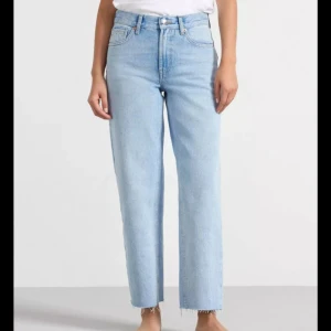 Ljusblå jeans med hög midja - Säljer ett par ljusblå jeans med hög midja. De har en straight passform och är perfekta för en avslappnad stil. Jeansen är tillverkade i denimtyg och har en snygg dragkedja och knapp. Perfekta för vardag & fest! Köpt för 599kr, priset kan diskuteras!