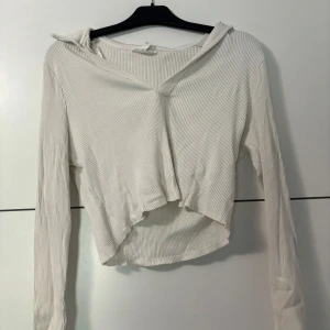 Tröja - Vit lite kortare tröja. Inte magtröja men är inte i vanlig längd