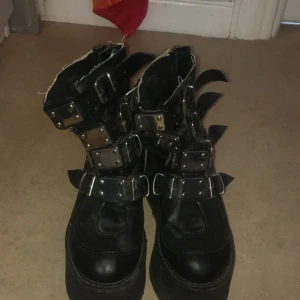 Demonias  - Säljer mina demonias, priset är lågt pga att jag klippt dom för att de skulle passa mig bättre!   OBS! Köparen står för frakten!