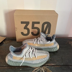 Yeezy 350 - Yeezy 350 israfil, använda men i väldigt fint skick, köpta från adidas, storlek 40 och passar mindre om man vill knyta skorna. Men föredrar att ha de uppknutna