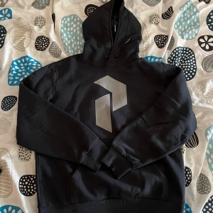 Peak Performance Hoodie  - Svart Peak performance hoodie. Är ganska använda men fortfarande i okej skick. Medium storlek 