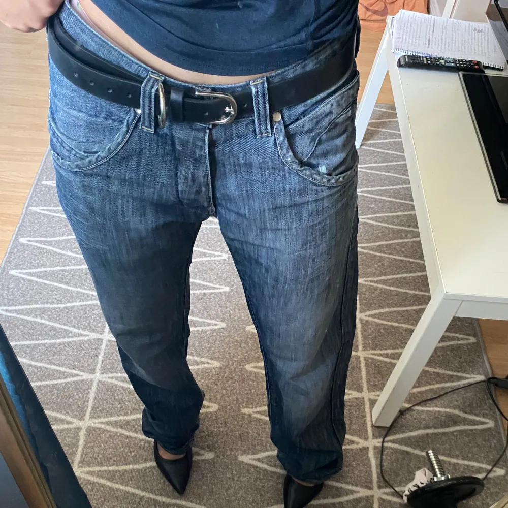 Coola lågmidjade bootcut jeans, används väl och är inte längre min stil tyvärr. Dags att sälja! Slitna nere men det passar designen och syns inte på. Jeansen är finare med bälte. 🎀. Jeans & Byxor.