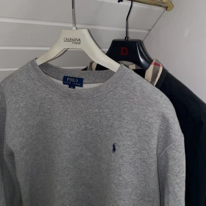 Ralph Lauren tröja - Säljer en skit snygg Ralph Lauren tröja då den är för liten för mig. Nypris ligger runt 1,200kr men mitt pris 899kr🤑