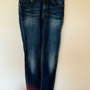 Lee blå jeans med raka ben - Säljer ett par snygga blå jeans med raka ben. De har en klassisk femficksdesign och är tillverkade i ett slitstarkt denimtyg. Perfekta för vardagsbruk och kan enkelt matchas med olika outfits. De är i bra skick och redo för en ny ägare!