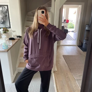 SOFT SHELL JACKA!! - Säljer min superfina SOFT SHELL JACKA skidjacka från DOPE! Finns inga som helst tecken på användning ! Perfekt nu till skidsäsongen! Nypris: ca 1 900 och jag säljer för 750kr!