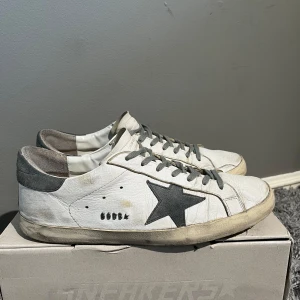 Golden Goose skor - Säljer ett par skitsnygga Golden Goose. Jag säljer skorna eftersom att jag har haft de hela sommaren och vill ha nytt. Skorna är slitna i sulan/hälen och är väll använda.  Skriv för fler bilder eller funderingar! Skriv INNAN NI KÖPER!