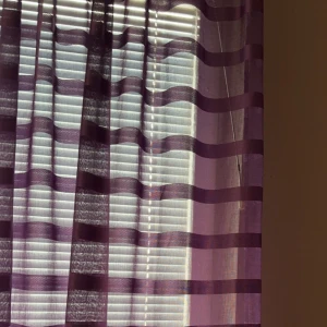 Gardin - Två delar går ner till marken lite nopprig 