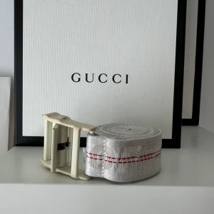 Off White bälte Onesize  - Säljer off white bälte i vit då jag inte använder det längre. Bältet är använt men ändå i väldigt bra skick. Nypris är ca 1200kr. Pris går att diskutera vid snabb affär.