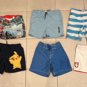 Pojkshorts 110/116 - 6 par shorts att använda till vardags eller badstranden. Alla utom fotbollsshortsen har innerbyxa. 