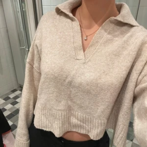 Croppad stickad tröja - En superfin och mjuk stickad tröja från Bershka i storlek S. Använd MAX 3 gånger🤍