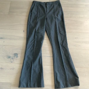 Gråa kostymbyxor  - Kostymbyxor från ginatricot i storlek xs 