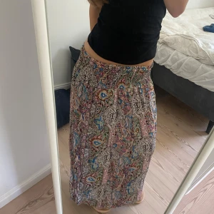 Lång kjol  - Jätte fin långkjol som är köpt utomlands💕 jag är ungefär 1,73cm! Ifall du har några frågor är de bara att kontakta mig!🩷 O pris är diskuter bart