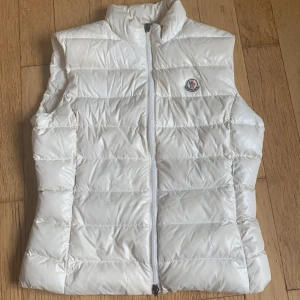 Moncler väst - Moncler väst dam strl 2  cirka 38 i eu storlek.  Köpt från Vestiaire collective och har gått igenom äkthetskontroll.  I jättefint skick inga hål eller liknande. Pris kan diskuteras vid snabb affär 🤗