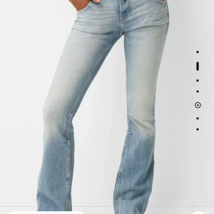 Low waist bootcut jeans - Ett par helt nya low waist bootcut jeans från bershka, säljer då jag köpte två storlekar och behöll dom andra. Dom är som sagt helt nya med lappen kvar. Nypris är 429 men säljer för 350.