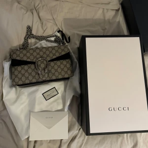 Gucci Dionysus cloth handbag - Väldigt fint skick. Använd 2-3 gånger. Köpt i Gucci butiken i Paris. Kvitto finns. Nypris idag runt 32.000 kr. 
