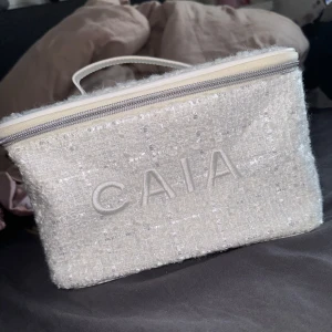 Caia necessär julkalendern vit gitter - Vit necessär från caia från andra kalendern, Limited edition