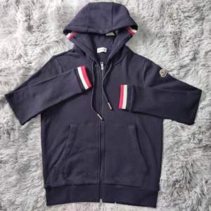 Säljer min sparsamt använda Moncler hoodie i färgen mörkblå. Originalpriset är 5099kr på CareofCarl.se