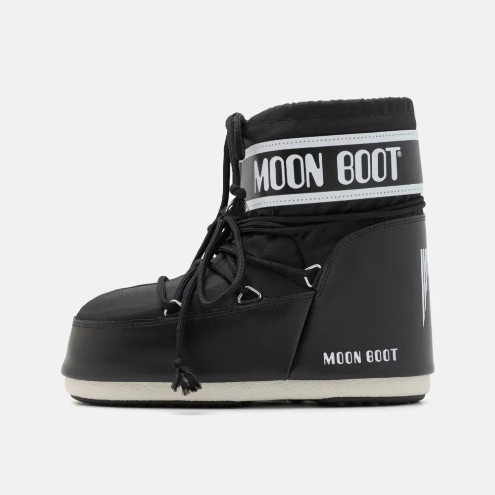 Säljer mina svarta jättefina Moonboots då jag tyvärr inte har använt dem så mycket som jag önskat. Jättebra skick, nypris ca 1800-2100 kr och säljer för 1050 kr. Skriv privat för fler bilder och köp gärna via köp nu instabox💞. Skor.