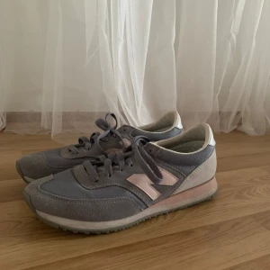 New balance - 💗New balance skor i strl 39! 🖤Fint skick, finns någon enstaka liten fläck som säkert går att tvätta bort  #newbalance