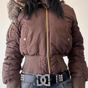 2000s mcbling puffer - ✰*฿✩‧₊˚ läs gärna köpvillkoren innan köp - NEJ BÄLTET ÄR INTE TILL SALU  ✰ sällsynt puffer från 2000-talet från märket southpole. passar en M även om det står XL då den är liten i storleken. är lite stor på mig som S. INGA PRISFÖRSLAG