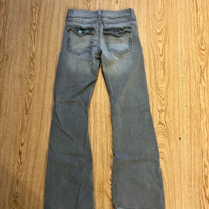 Gråa Low waist jeans  - Jag säljer dessa jättefina gråa jeans pågrund av att jag inte använder dom, har endast använt dom ett fåtal gånger💞 dom är jättefina på och perfekt lågmidjade💗 storlek 158! Jag är 154 och dom sitter perfekt på mig☺️